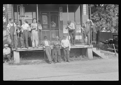 Prospective homesteaders, in front of post office at United,…, Pennsylvania, 1935