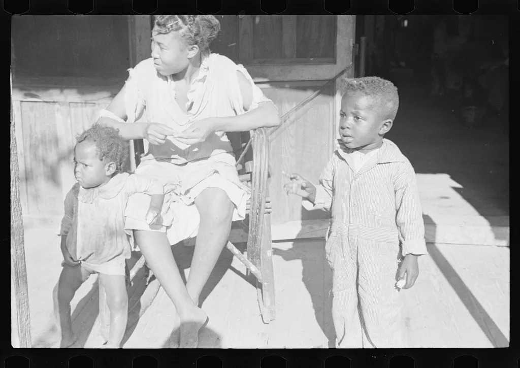 Family of Negro sharecropper, Little Rock, Arkansas, 1935