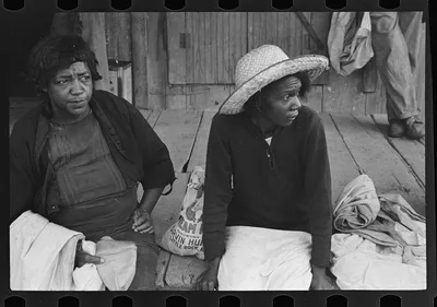 Cotton pickers ready for day's work, 6:30 a.m., Pulaski County,…, Arkansas, 1935