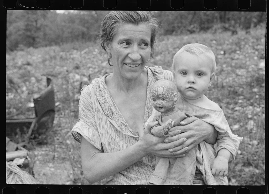 Wife and child of sharecropper, Arkansas, 1935