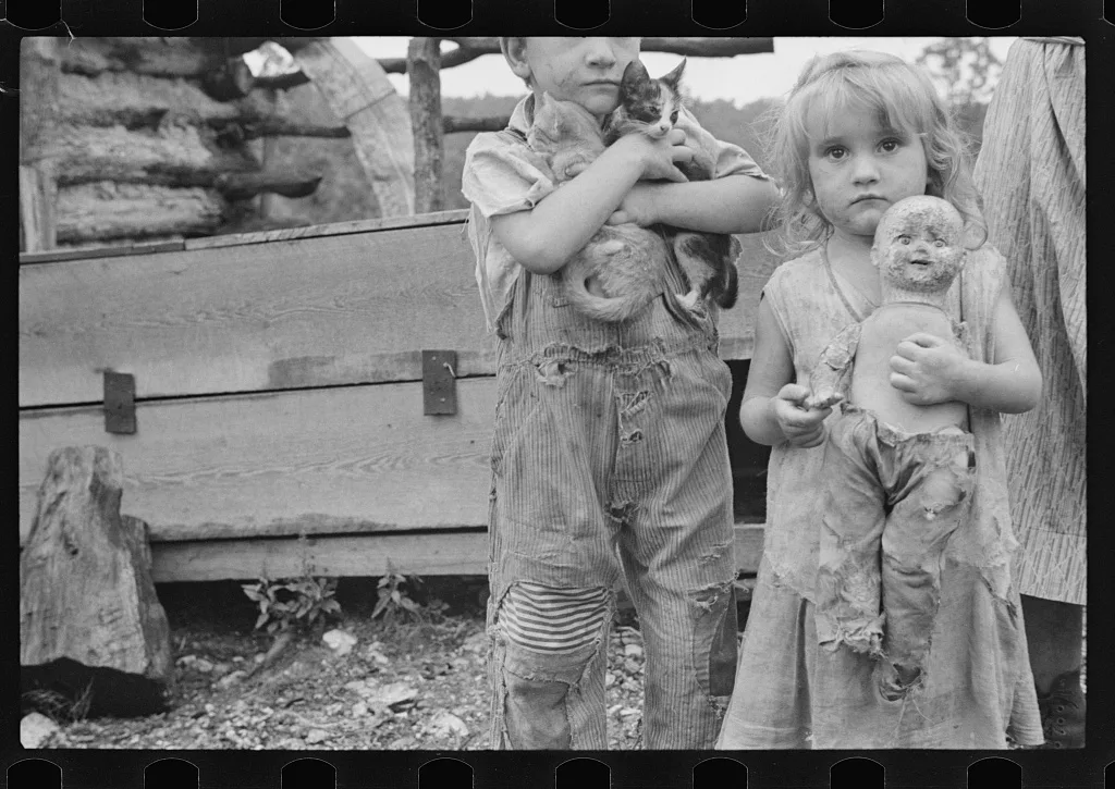 Children of destitute Ozark mountaineer, Arkansas, 1935