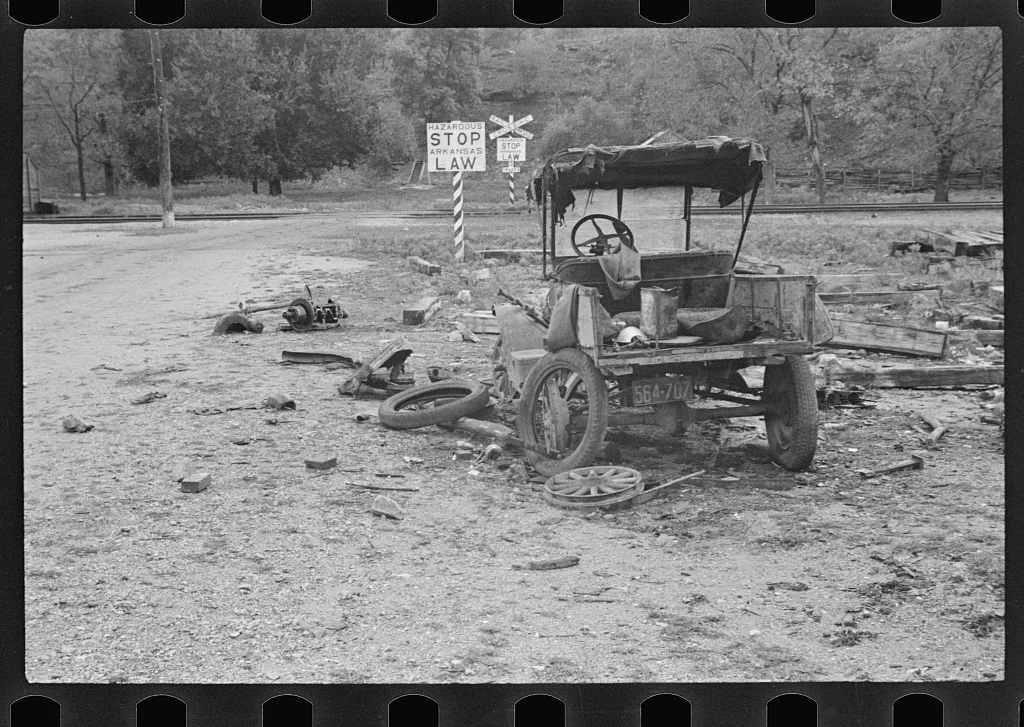 Scene outsided Zinc, Arkansas, deserted mining town, 1935