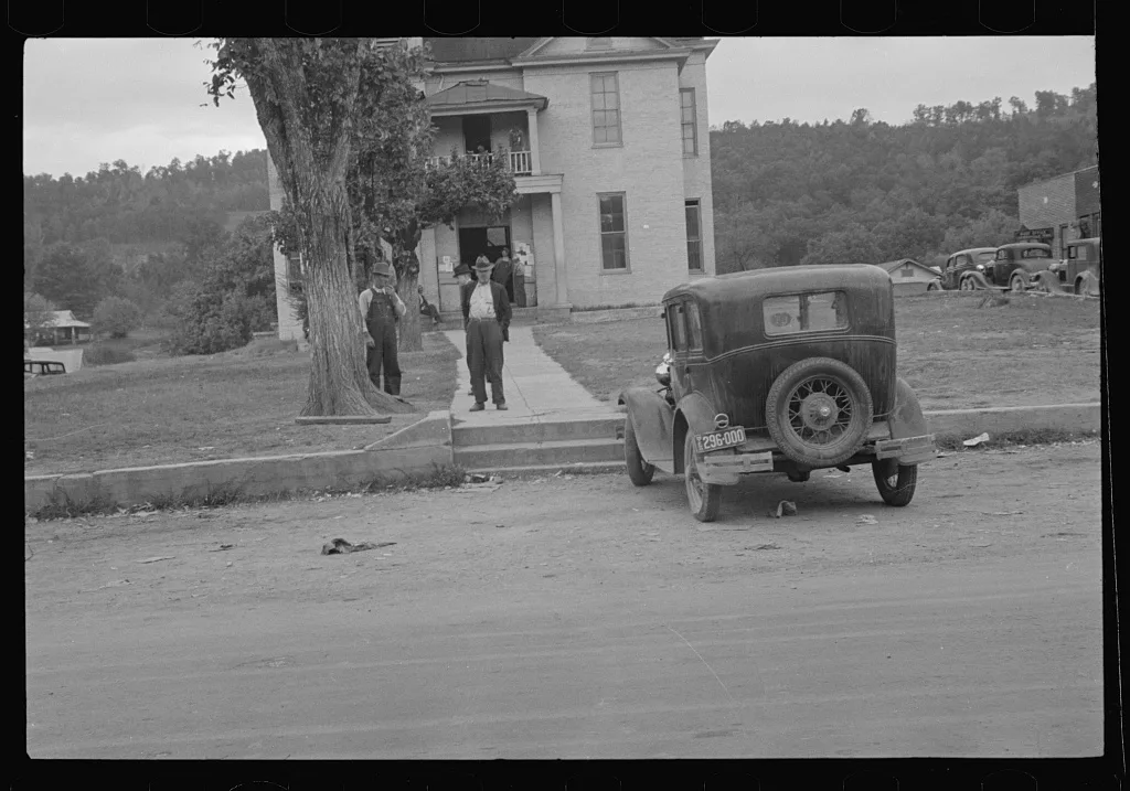 [Untitled photo, possibly related to: County courthouse in…, Tennessee, 1935