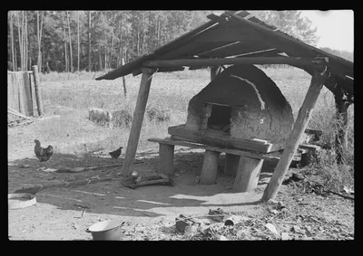 Oven for baking bread belonging to Fortuna family, Hammond, Louisiana, 1935