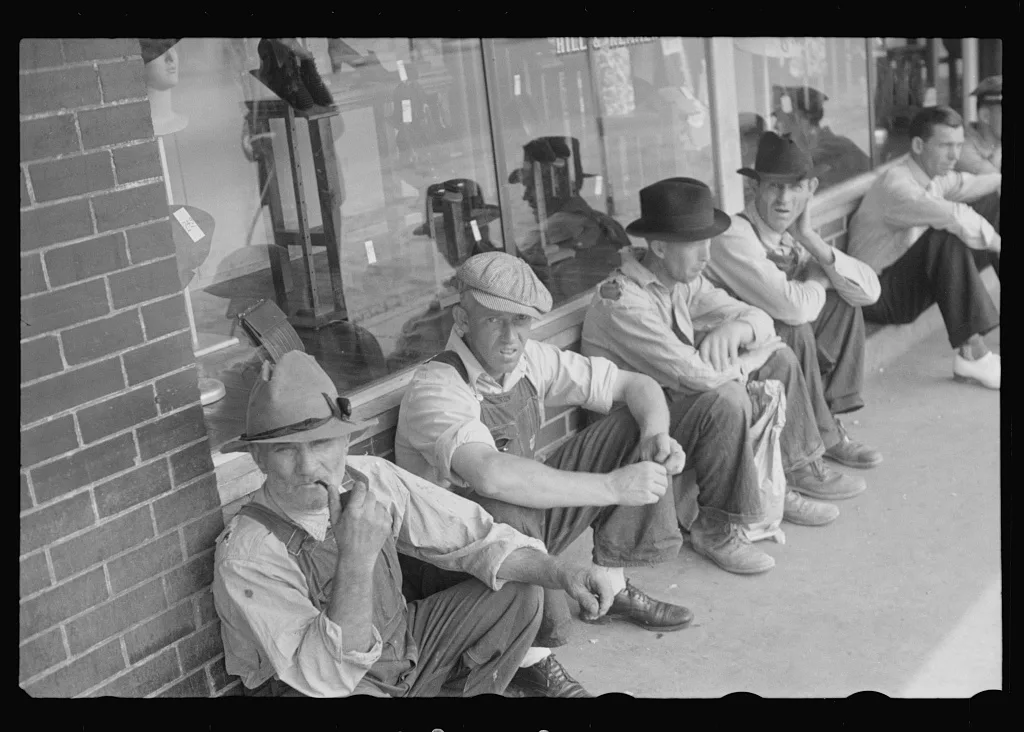 Men loafing in Crossville, Tennessee, 1937