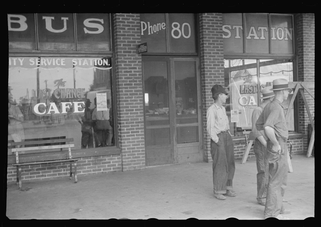 Bus station, Crossville, Tennessee, 1937