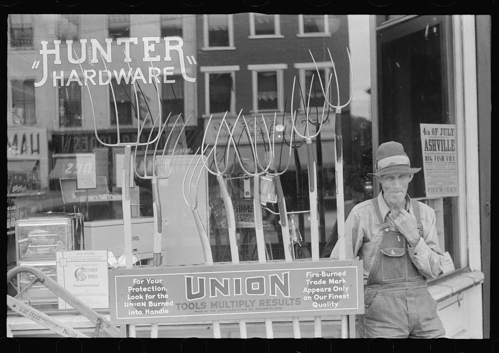 [Untitled photo, possibly related to: Street scene, Circleville, Ohio…, 1938