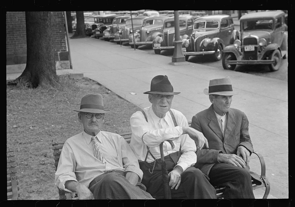 Men sitting on bench in square, Springfield, Ohio, 1938