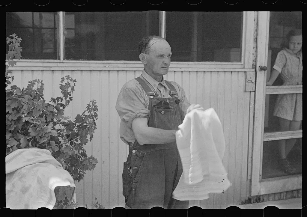 Washing up before dinner, during wheat harvest, central Ohio, 1938