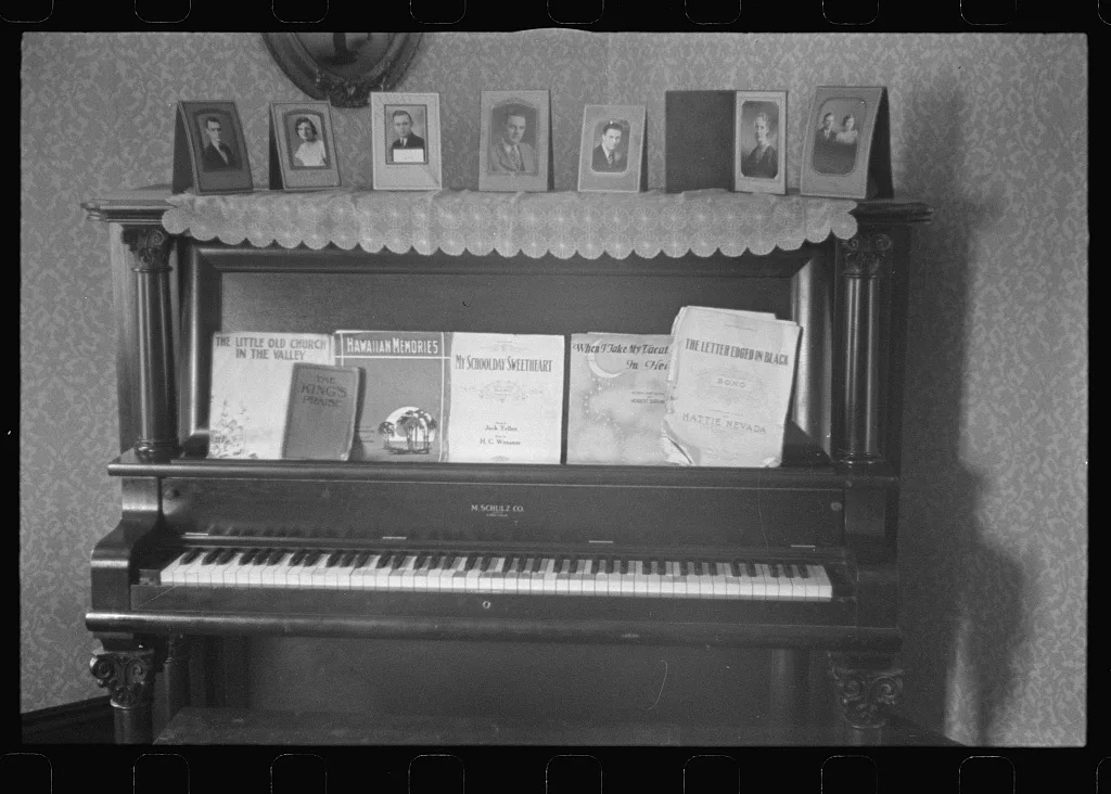 Interior scenes of the Thaxton farmhouse, near Mechanicsburg, Ohio, 1938