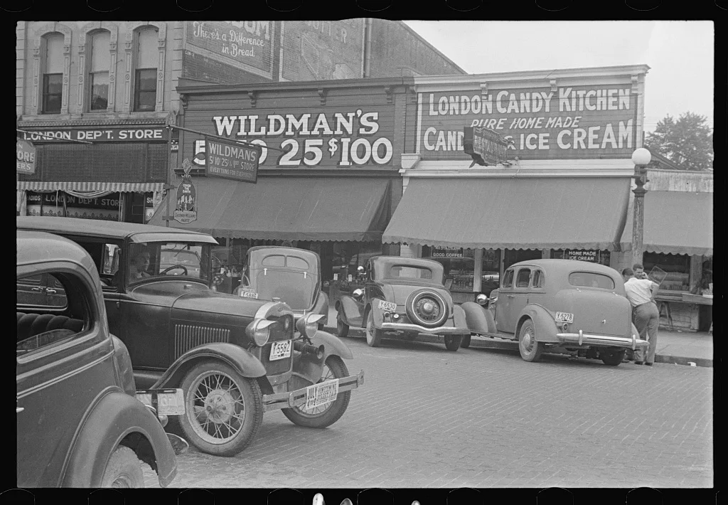 Saturday afternoon in London, Ohio, "the main street", 1938