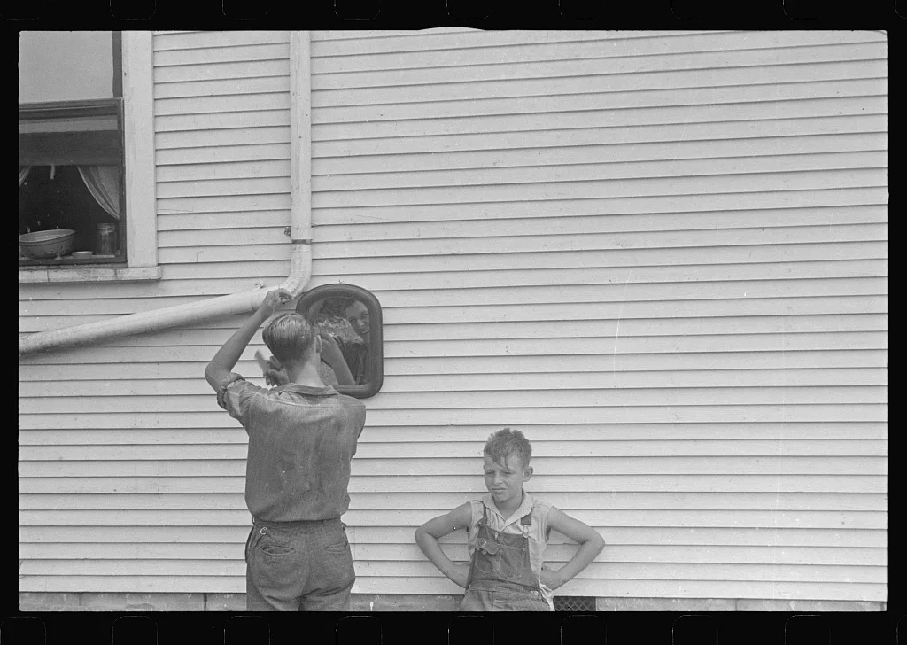 Getting ready for dinner during wheat harvest, central Ohio, 1938