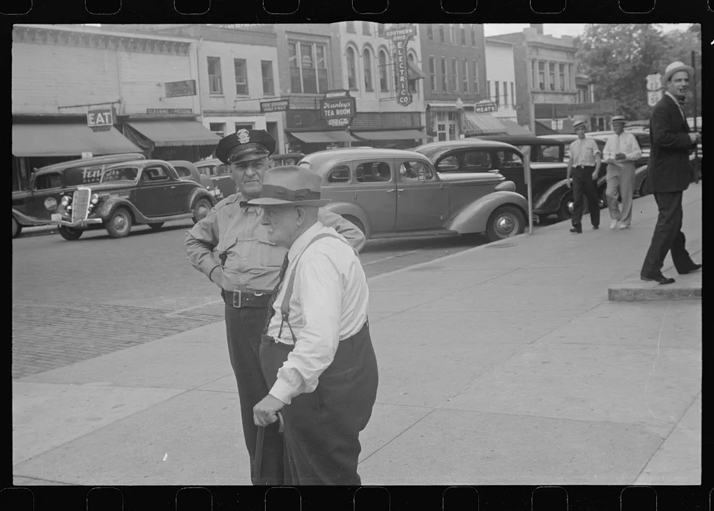 [Untitled photo, possibly related to: Street scene, Circleville, Ohio…, 1938