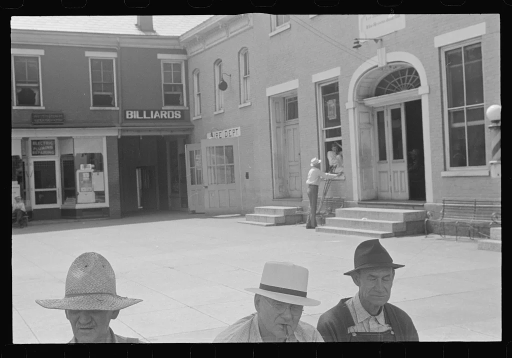 Street scene, Sommerset, Ohio, 1938