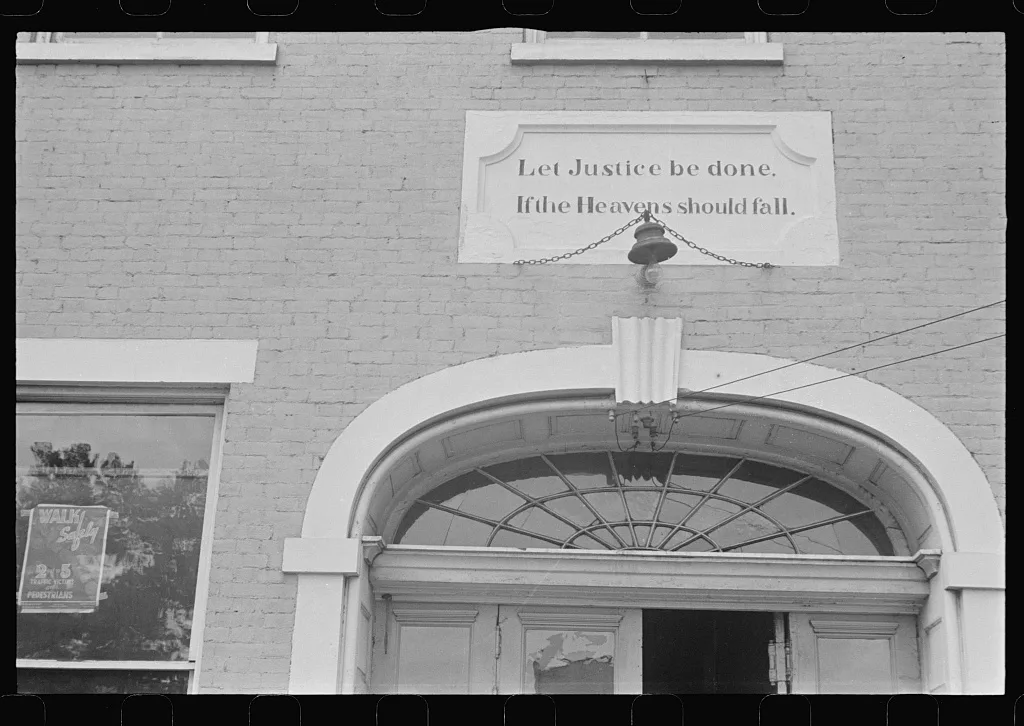 Sign on courthouse, Somerset, Ohio, 1938