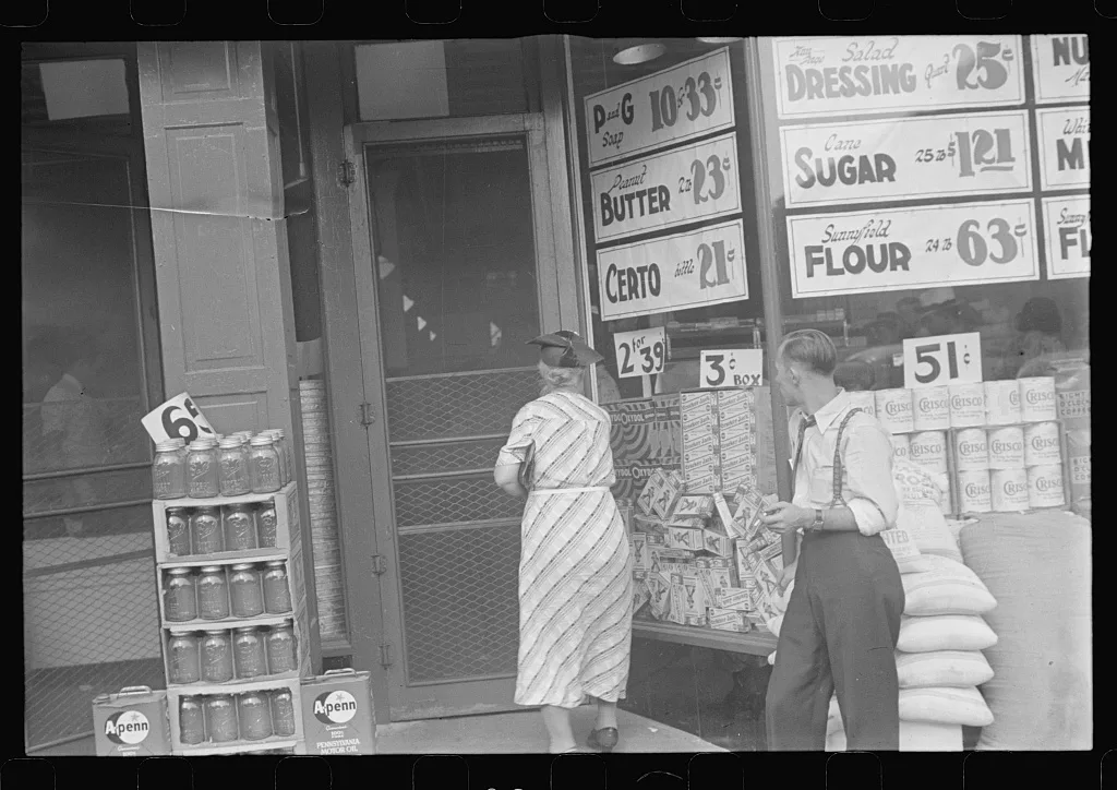 Street scene, Newark, Ohio, 1938
