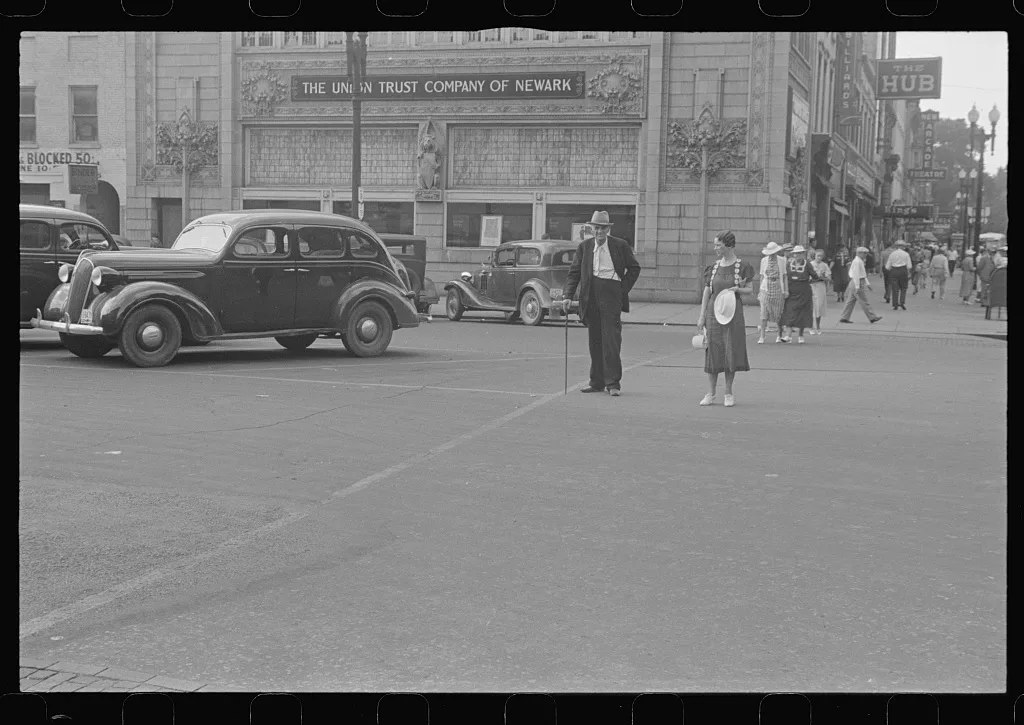 Street crossing, Newark, Ohio, 1938