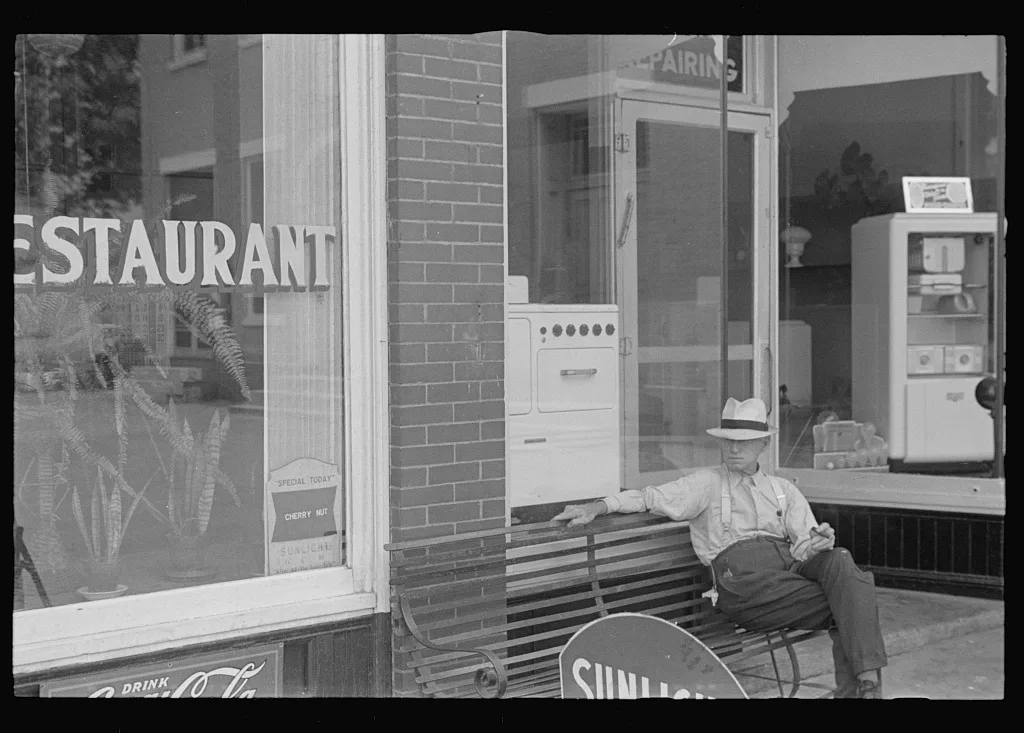 Street scene, Somerset, Ohio, 1938