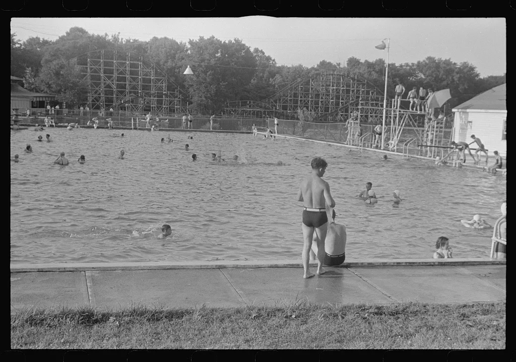 Swimming pool, Buckeye Lake Amusement Park, near Columbus, Ohio (see…, 1938
