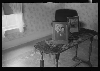 Interior of house at farmland auction, New Carlisle [i.e.…, Ohio, 1938