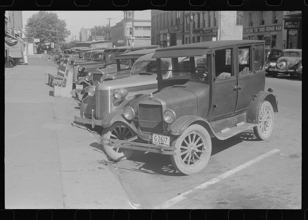 Cars line streets of Plain City, Ohio, 1938