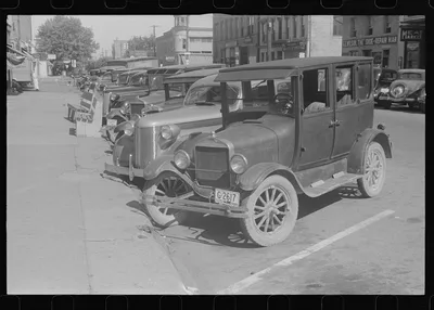 Cars line streets of Plain City, Ohio, 1938