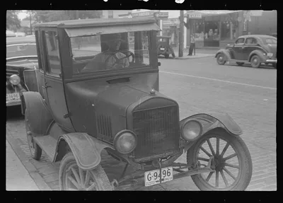 Automobile crank used to get the motor started, Worthington, Ohio, 1938