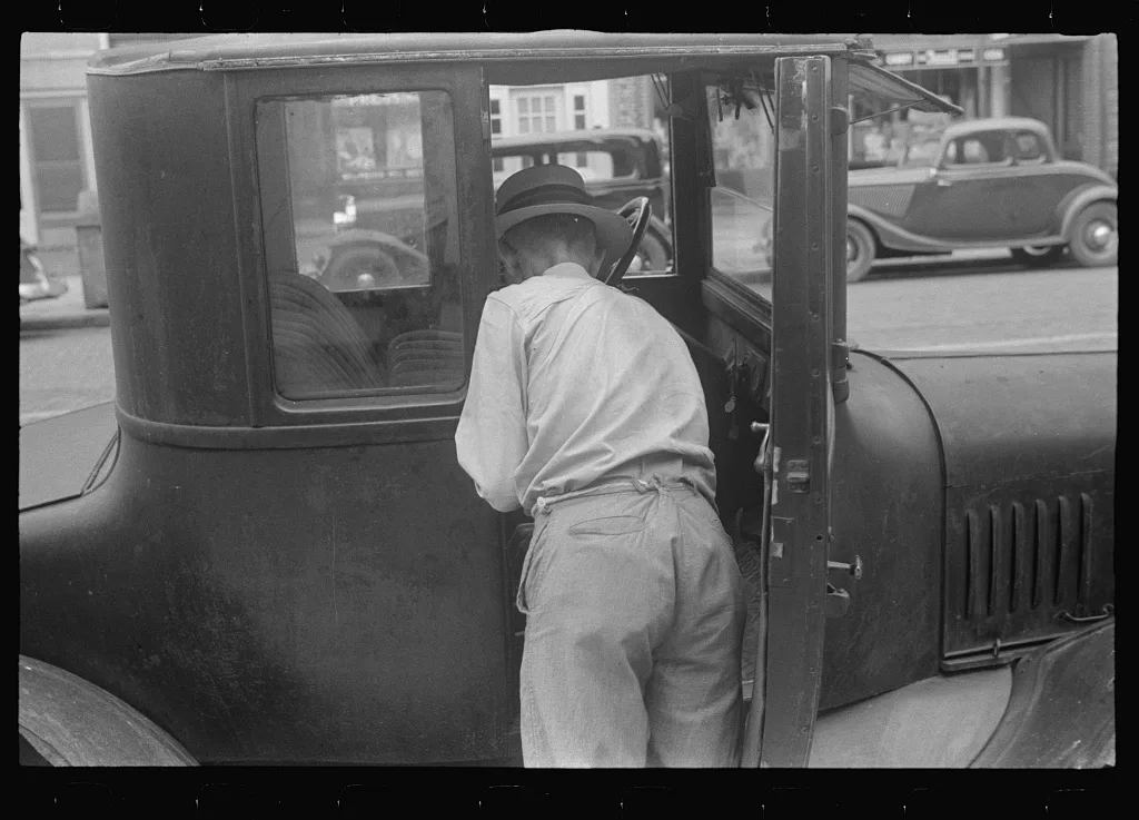 Getting crank out of car to get the motor started, Worthington, Ohio, 1938